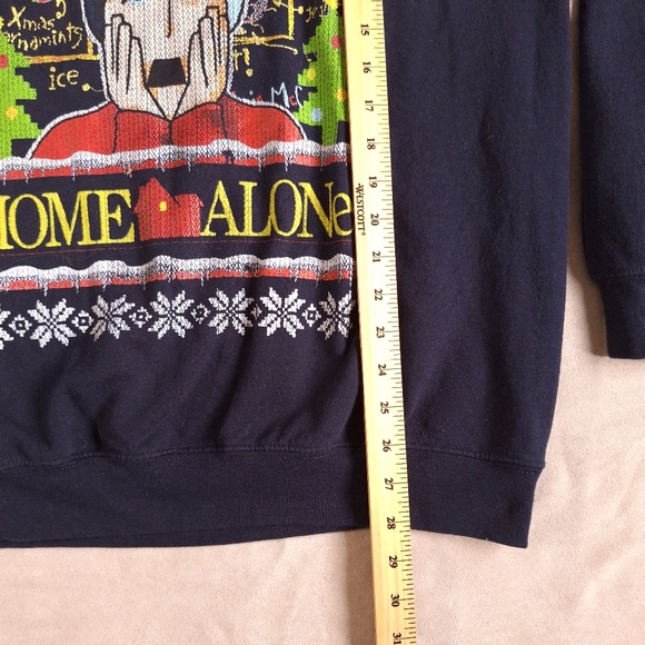 Gildan Home Alone Christmas Heavy Blend Sweatshirt, Large - Picture 9 of 10